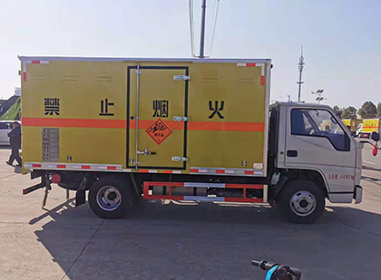 梅江爆破器材运输车技术升级与安全合规新趋势